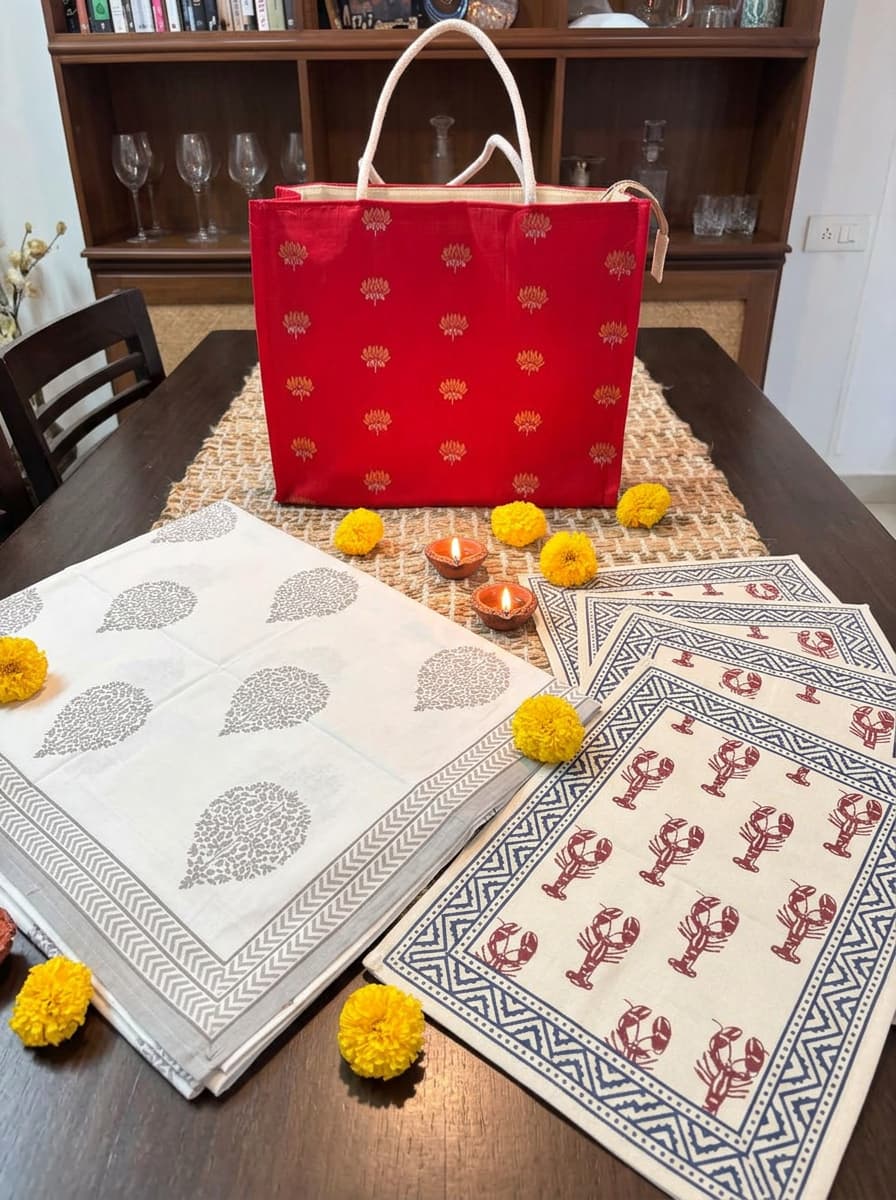 Emenaura Grand Festive Home percale bedsheet set with six premium cotton placemats, spread out in front of the packaging.