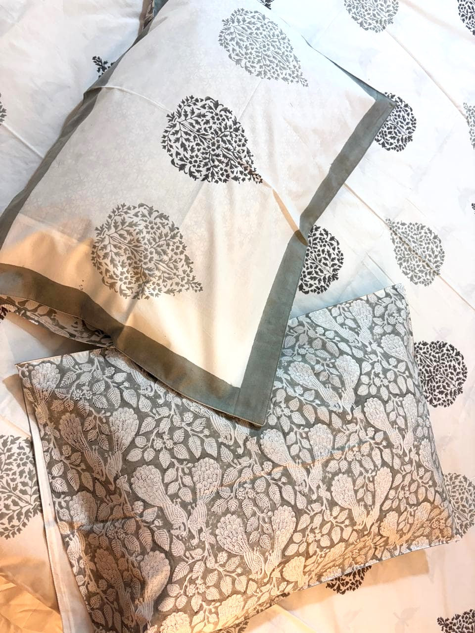 White & Grey Paisley Printed Percale Cotton Bedsheet